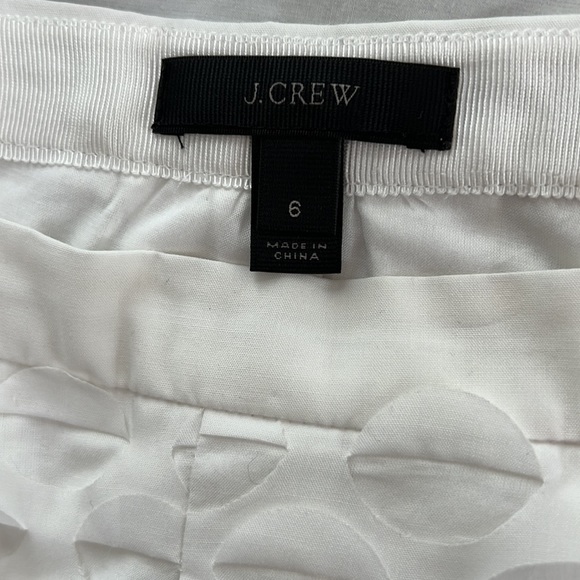 J Crew white skirt. Outer layer is cut out muslin, and lined with soft cotton. - Picture 4 of 5